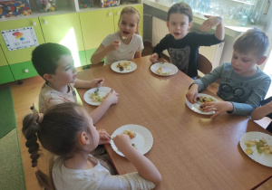 Przedszkolaki zajadają sałatkę