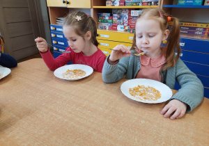 Dzieci jedzą płatki śniadaniowe