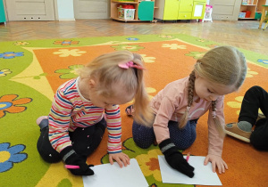 Dziewczynki rysują w rękawiczkach
