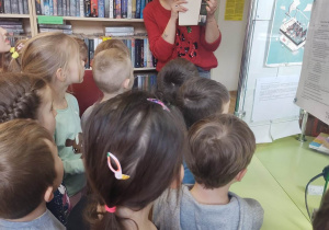 Dzieci poznaja zasady w bibliotece