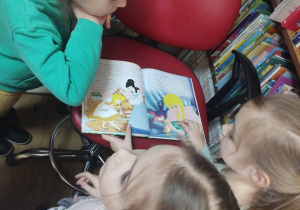 Dzieci ogladają książki