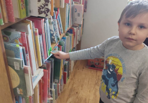 Chłopiec pokazuje książki