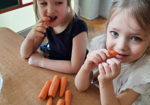 Dziewczynki zjadają marchewki