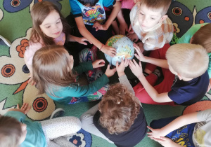 Dzieci oglądają globus
