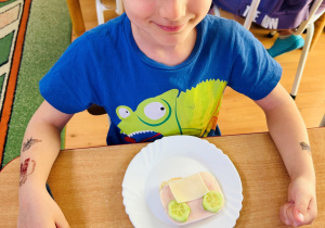 Chłopiec skomponował kanapkowego robota