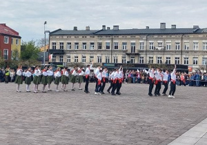 Taniec narodowy w wykonaniu uczniów tomaszowskich podstawówek