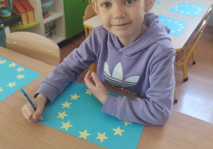 Dziewczynka wykonuje flagę UE
