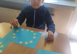 Chłopiec wykonuje flagę UE