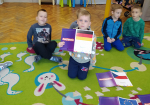 Chłopiec prezentuje flagę