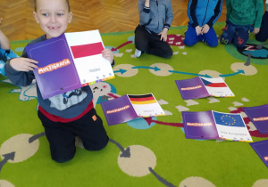 Chłopiec z flagą Polski