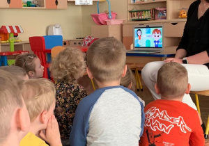 Dzieci oglądają film edukacyjny o UE