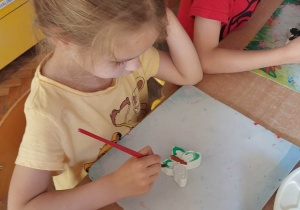 Dzieci malują motyle
