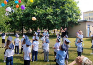Dzieci wypuszczają balony