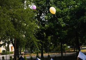 Dzieci wypuszczają balony z marzeniami