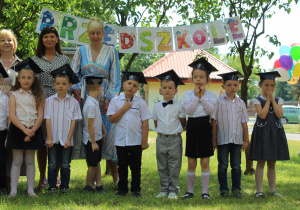 Dzieci podczas pożegnania przedszkola