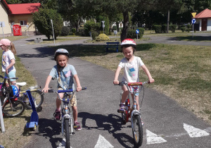 Dziewczynki jadą na rowerach