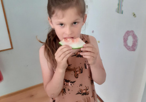 Dziewczynka zajada arbuza