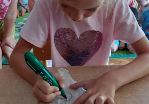 Dziewczynka rysuje na rękawicy