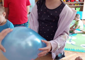 Eksperyment przyciągający balon