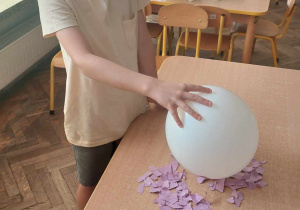 Eksperyment naelektryzowany balon