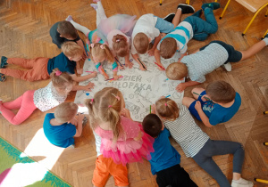Dzieci wspólnie kolorują malowankę
