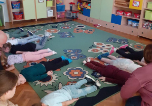Dzieci odpoczywają na dywanie