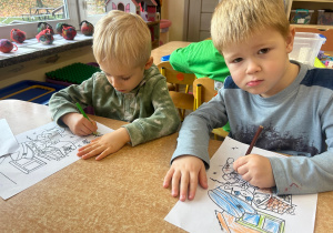 Dzieci kolorują kolorowankę z listonoszem