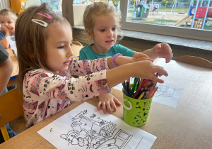 Dzieci kolorują kolorowankę z listonoszem