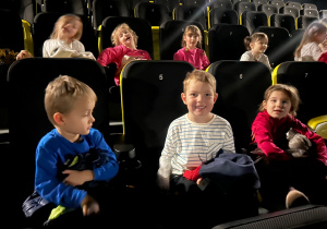 Dzieci oglądają bajkę w kinie