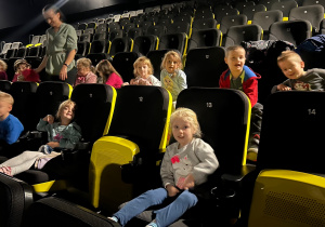 Dzieci oglądają bajkę w kinie