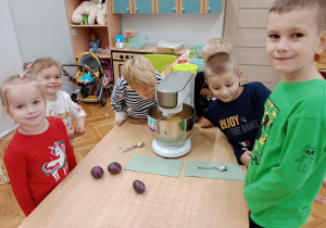 Dzieci mieszają składniki przy użyciu robota