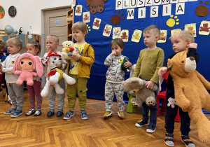 Dzieci pokazują swoje pluszaki