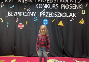 Dziewczynka podczas konkursu piosenki