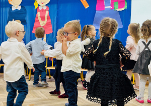 Dzieci tańczą do piosenki