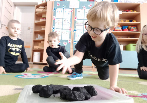 Dzieci poznają węgiel