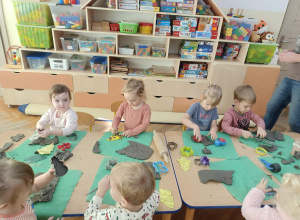 Dzieci podczas warsztatów z gliny