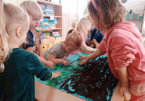 Dzieci malują paluszkami