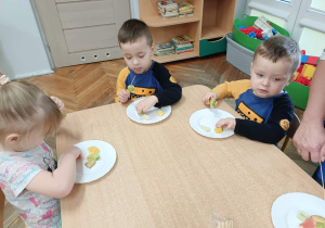 Dzieci jedzą owoce