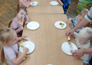 Dzieci przy wspólnym posiłku