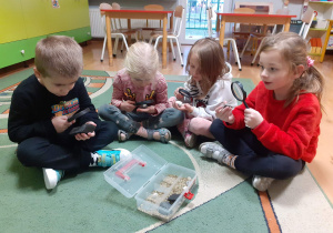 Przedszkolaki oglądają różne minerały