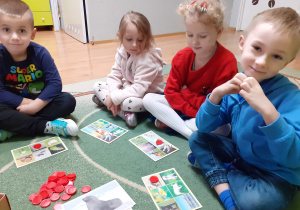 Dzieci grają w bingo