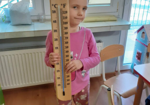 Dziewczynka z termometrem