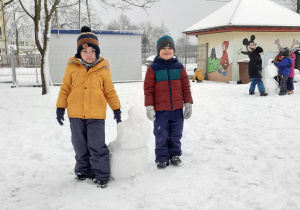 Chłopcy bawią się na śniegu