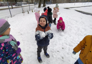 Zabawy przedszkolaków n a śniegu