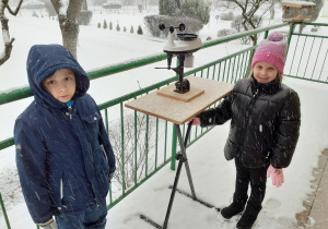 Dzieci przy stacji meteorologicznej