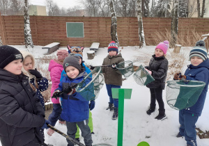 Dzieci łapią śnieg