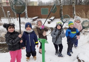 Przedszkolaki łapią śnieg