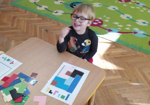 Chłopiec układa "magiczne kwadraty"