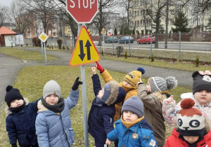 Dzieci poznają znaki drogowe