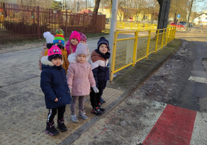 Dzieci przy przejściu dla pieszych
